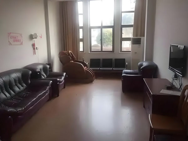 人才落户咨询电话_要出道了吗？！霍汶希女儿hanni杂志封面首秀 要出道面积多平方米花园